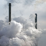 Luchtvervuiling door petrochemische industrie in de haven van Antwerpen, België

